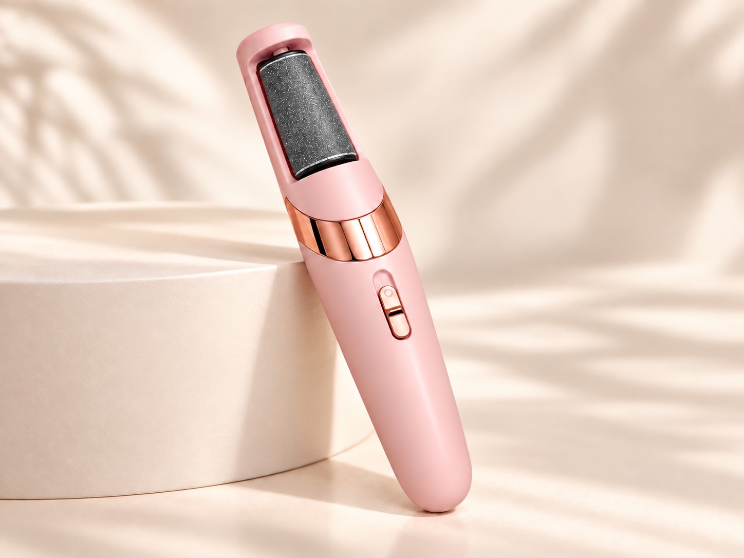 Lixa elétrica PéLisse rosé apoiada ao lado de um pedestal