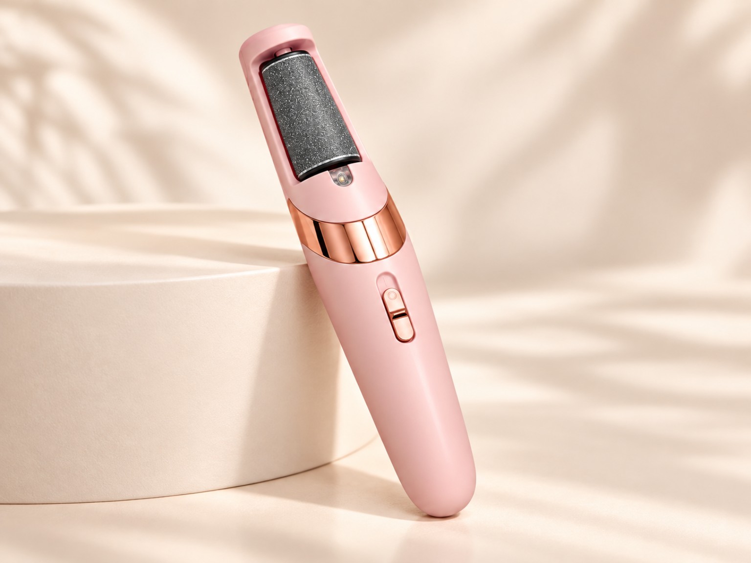 Lixa elétrica PéLisse rosé apoiada ao lado de um pedestal